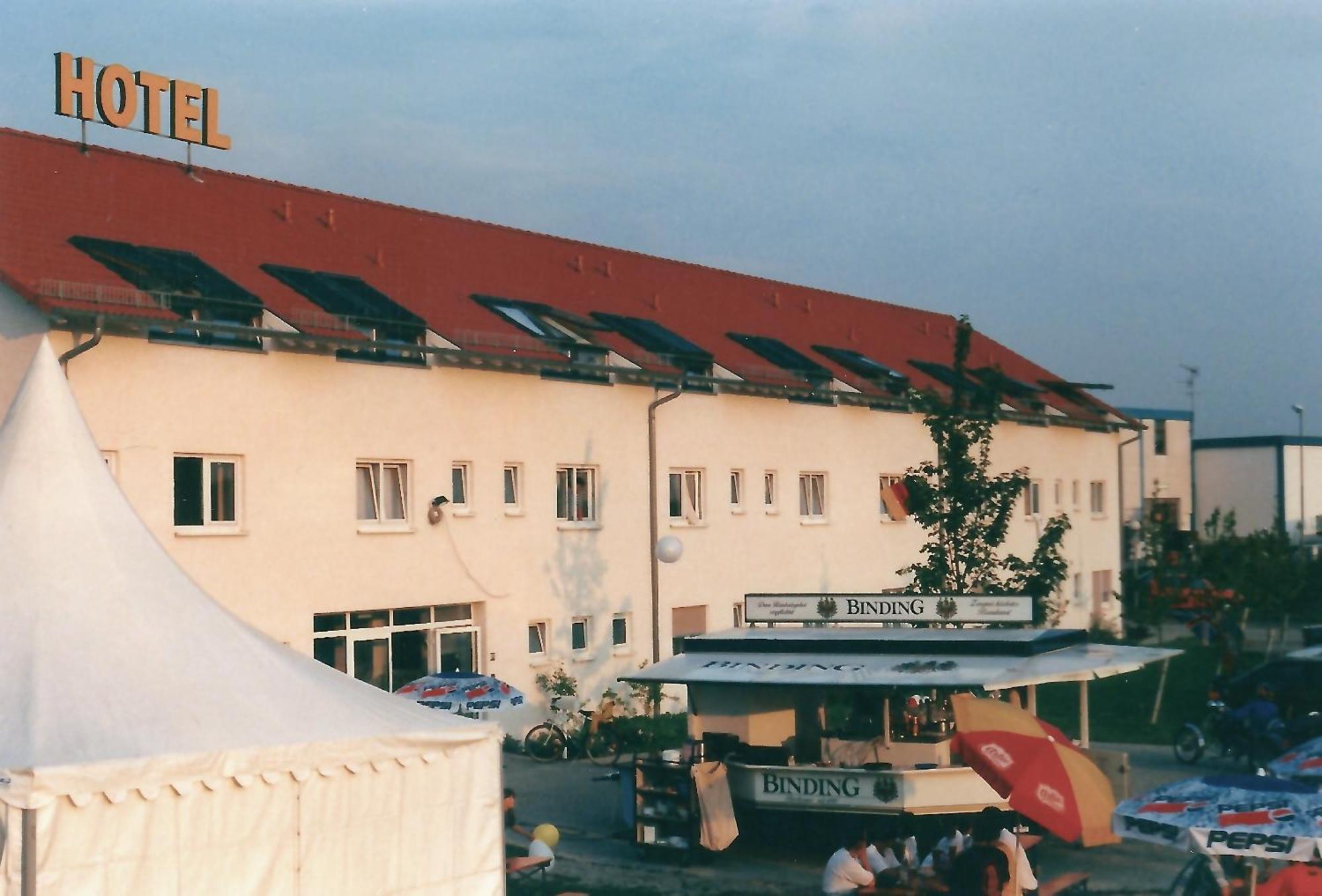 Hotel Karlshof Karlsdorf-Neuthard Eksteriør billede